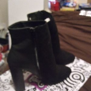 Beautiful booties size 7/8